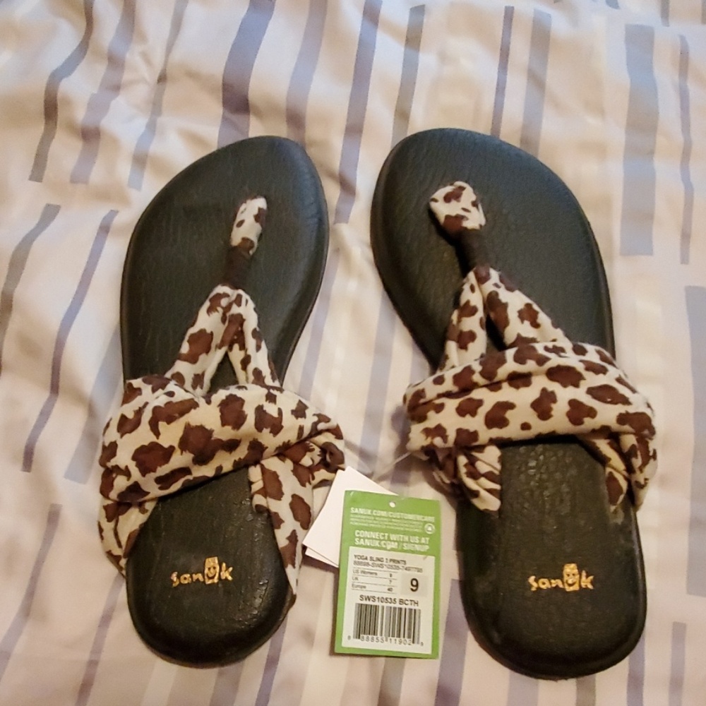Sanuk size 9 leopard yoga sling